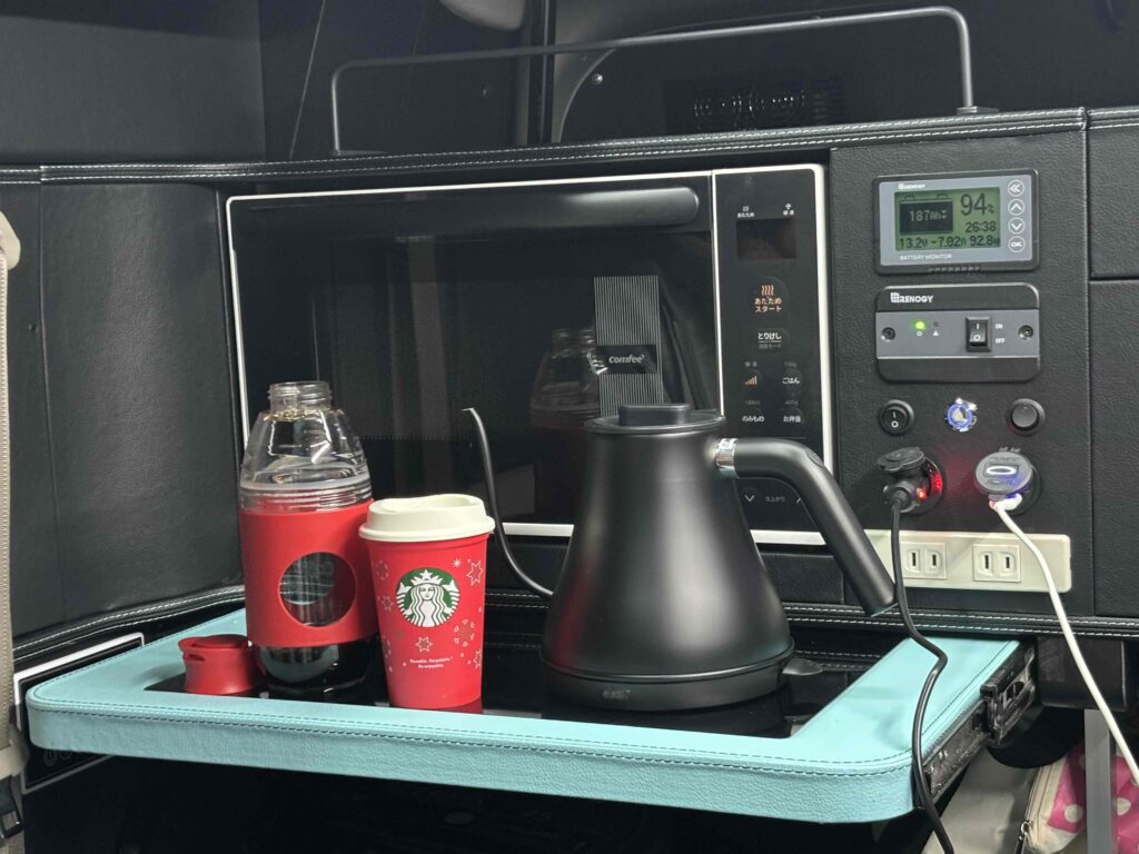 引き出し式テーブルも便利