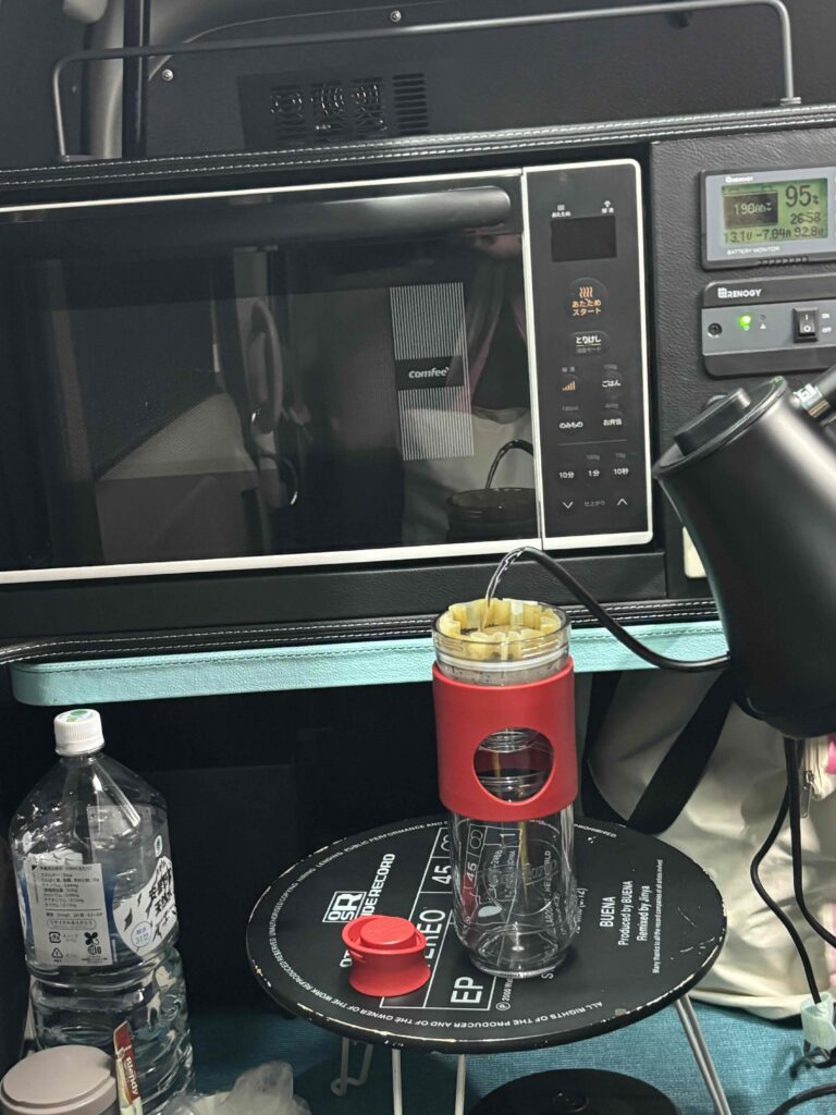 車内カフェでゆっくり休憩。お湯を沸かしてコーヒーを淹れます。