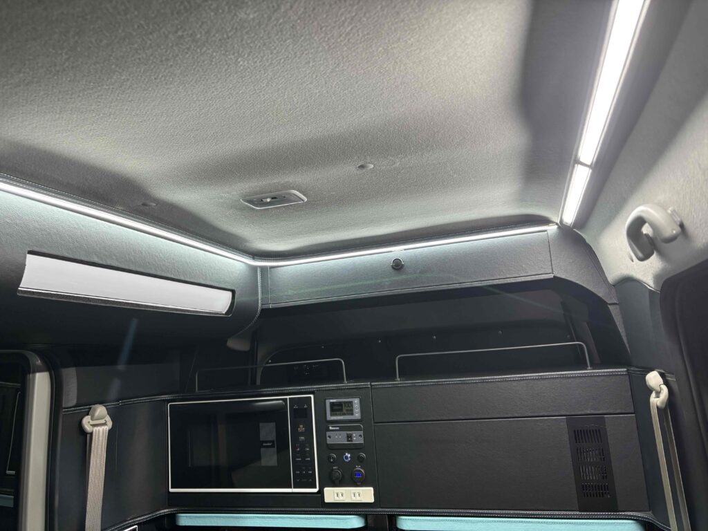 軽キャン車内のLED照明。夜でも明るく快適。