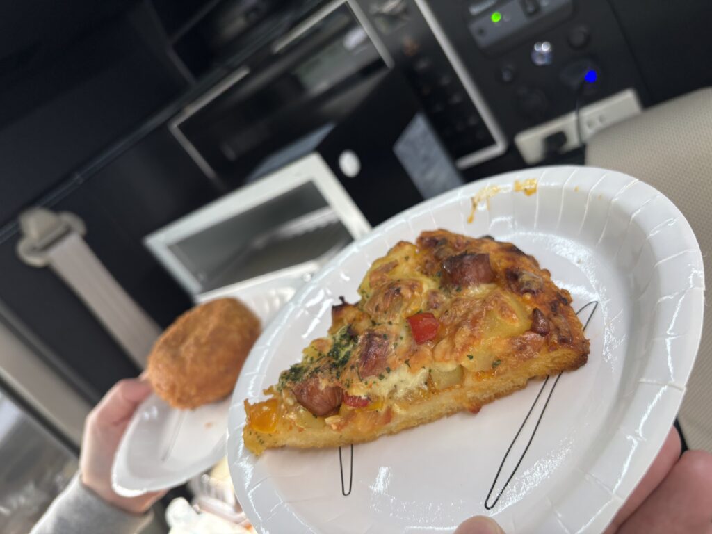 軽キャンで温めた焼き立てのパンの写真