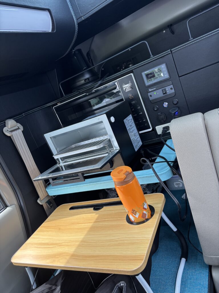 軽キャンピングカーの車内でリラックスして過ごしている様子