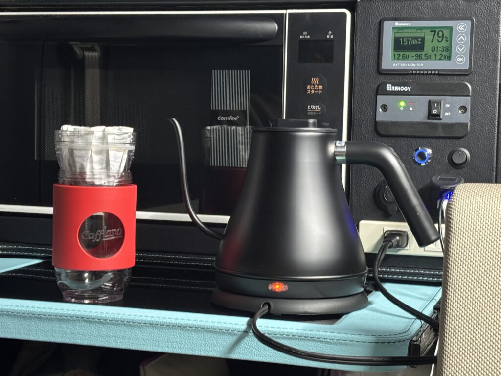 軽キャンでコーヒーを淹れるために電気ケトルでお湯を沸かしている様子