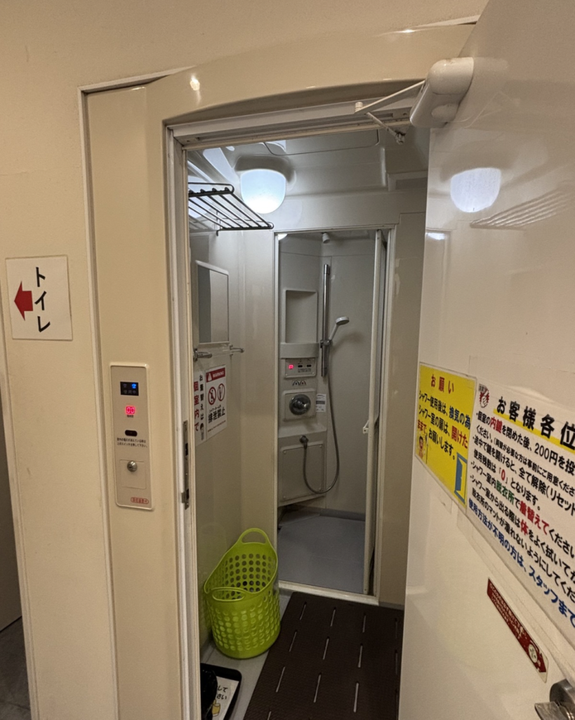 鈴鹿PA内のシャワー室外観