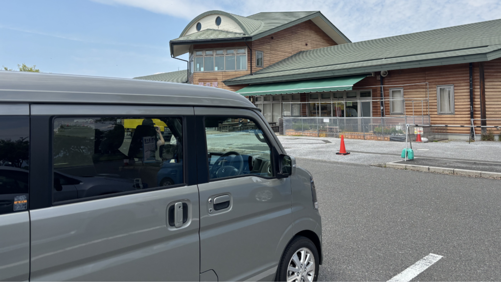 道の駅湖北水鳥ステーションに軽キャンを駐車している様子