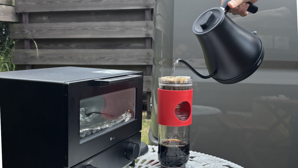 リラクピングで外部電源を利用してコーヒーを淹れている様子