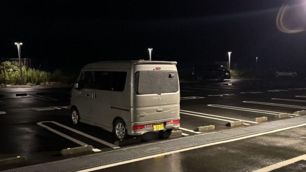 鈴鹿PAに軽キャンを駐車している様子